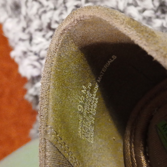 Women's Baretraps Janine Memory Foam Taupe Tan Flats Shoes Size 9 1/2 M - Picture 4 of 8